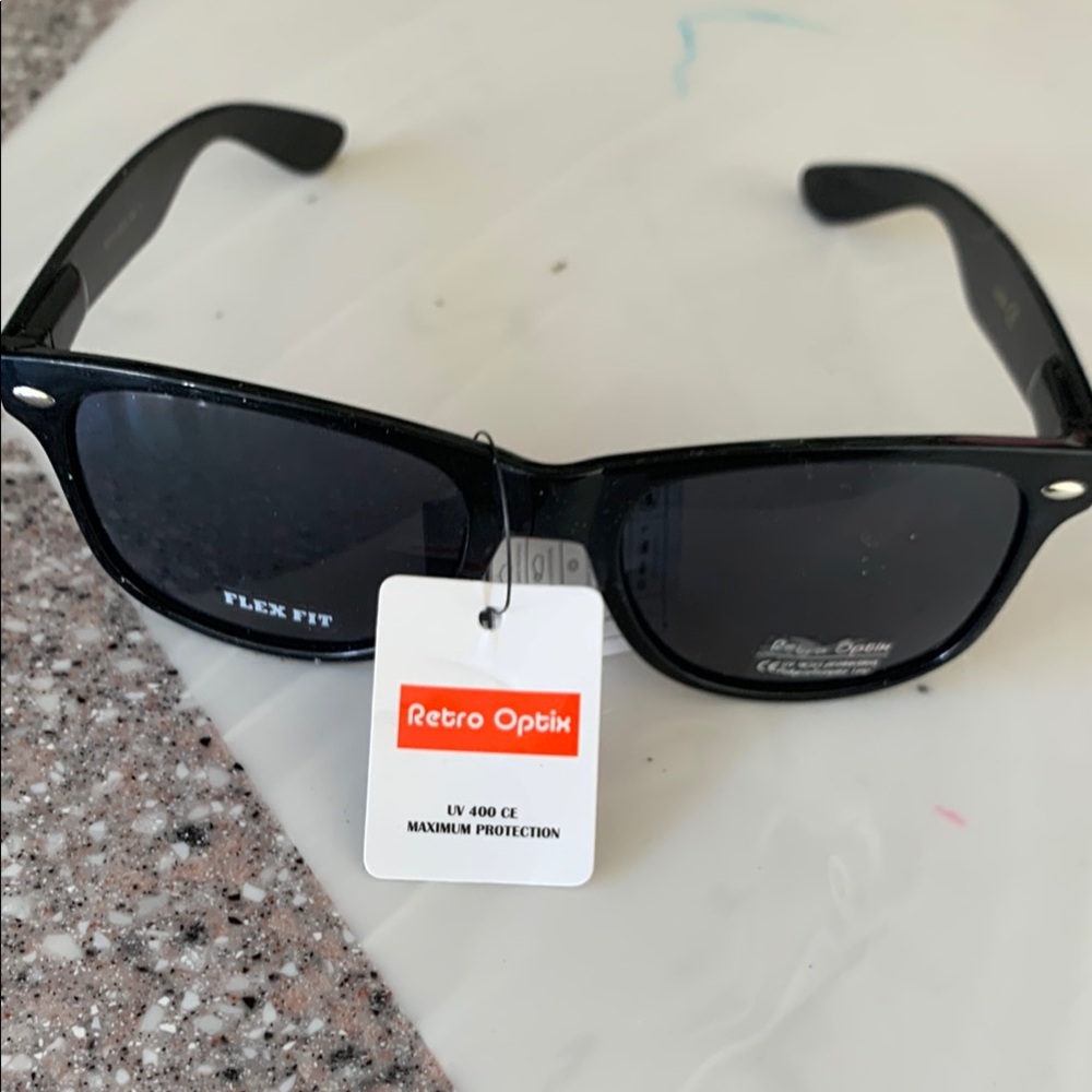 Chic Black Sunglasses